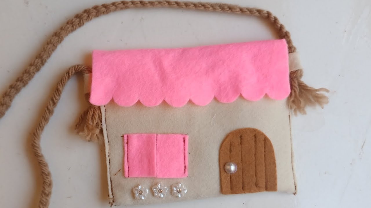 Bolsinha casinha de feltro