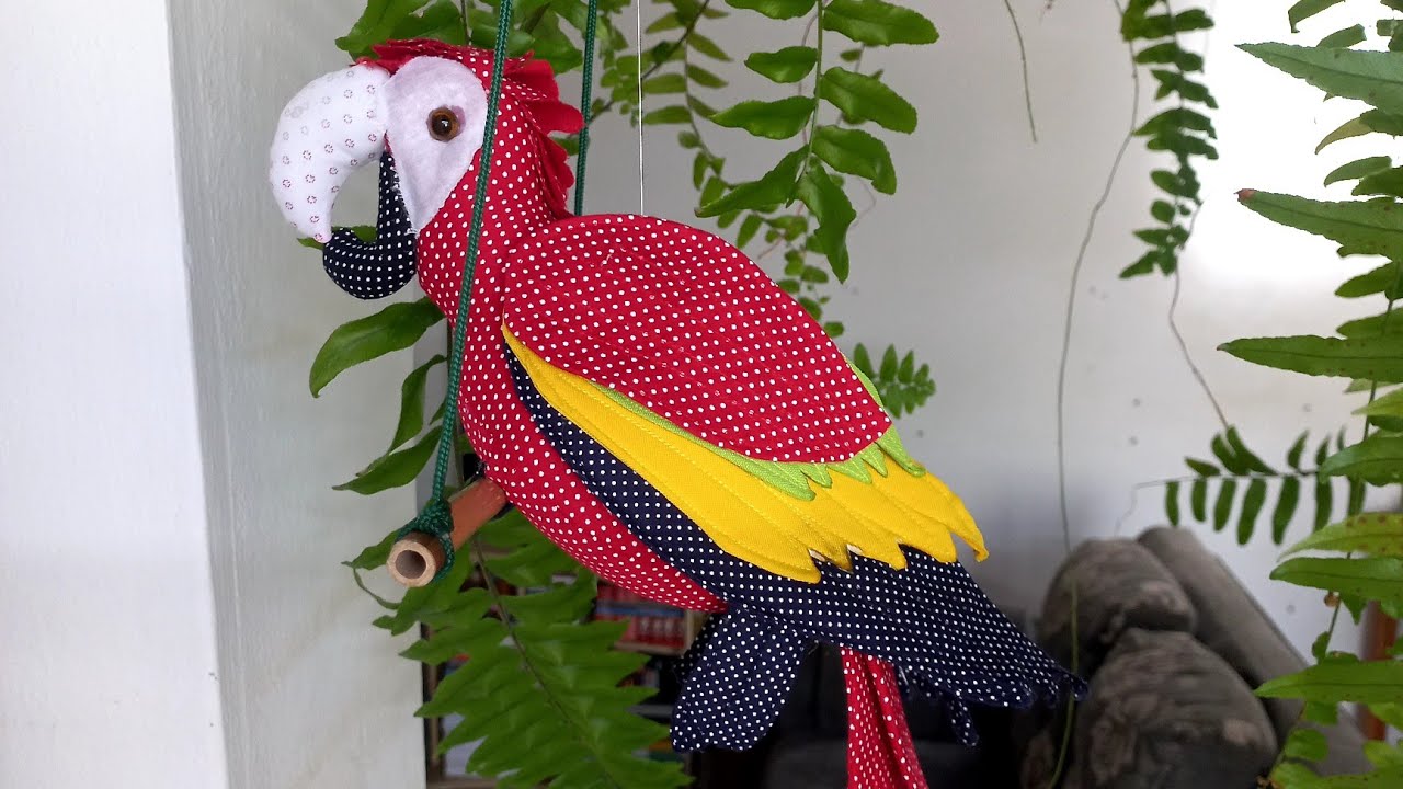 Pássaro arara de tecido 3D com costuras viradas