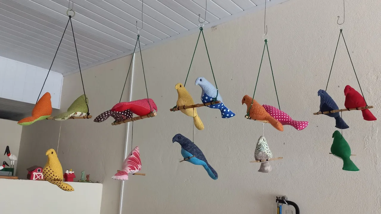 Pássaro no pêndulo de tecido