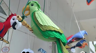 Pássaro papagaio de feltro 3D no pêndulo