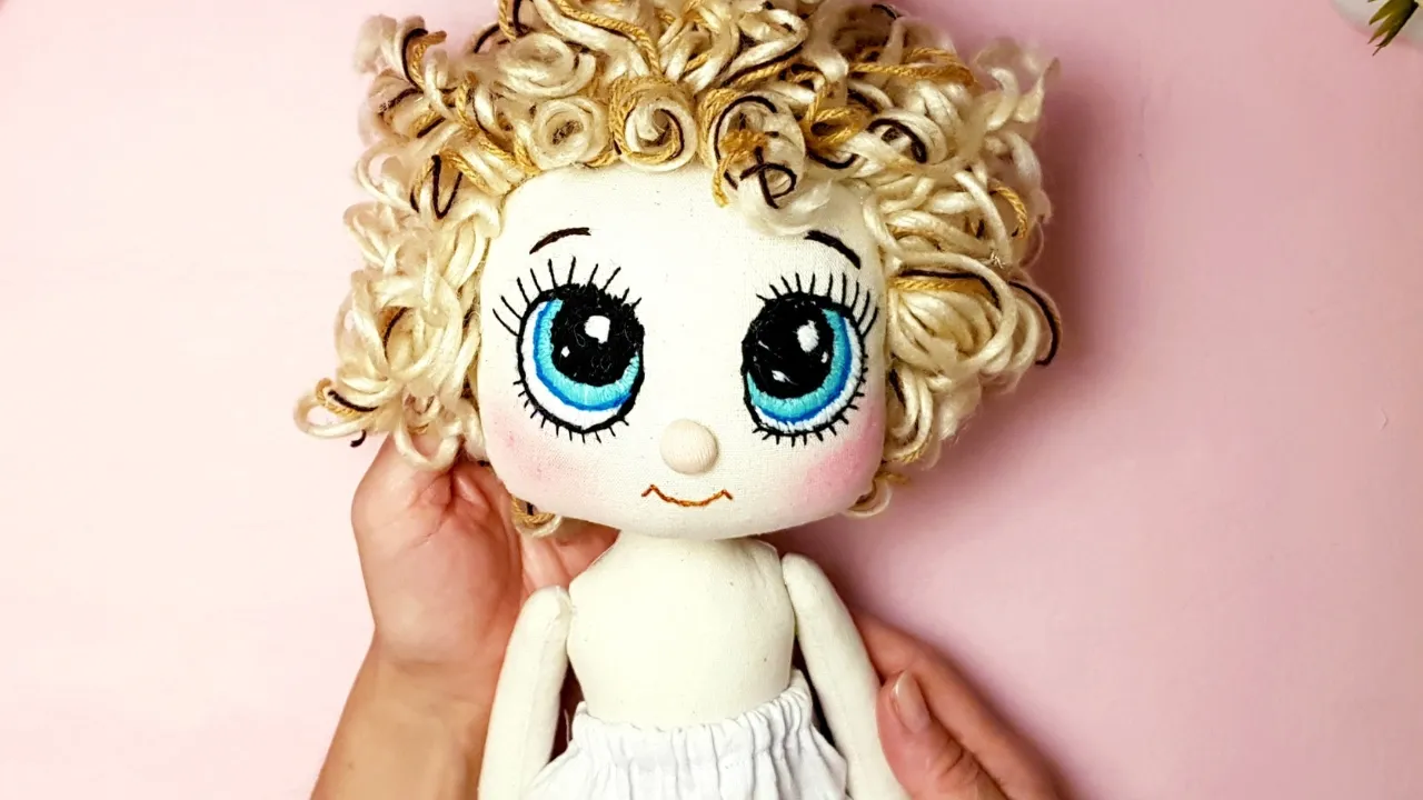 Boneca de pano fácil e bonita para você criar