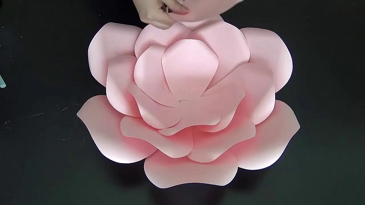 Como fazer flor gigante de cartolina fácil para decorar aniversário