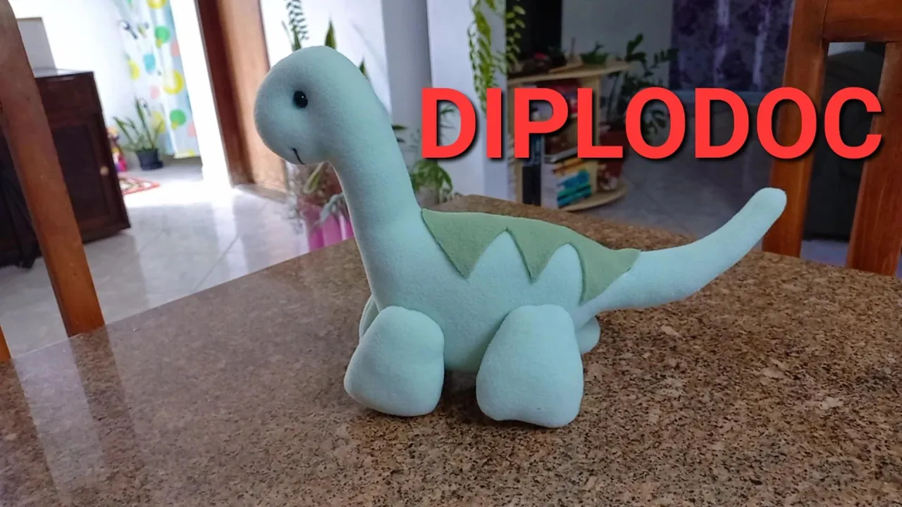 Dinossauro diplodoco de pelúcia