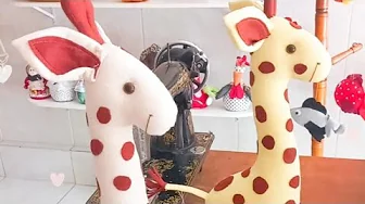 Girafa Gigi de pelúcia e cavalinho Pocotó de microsoft