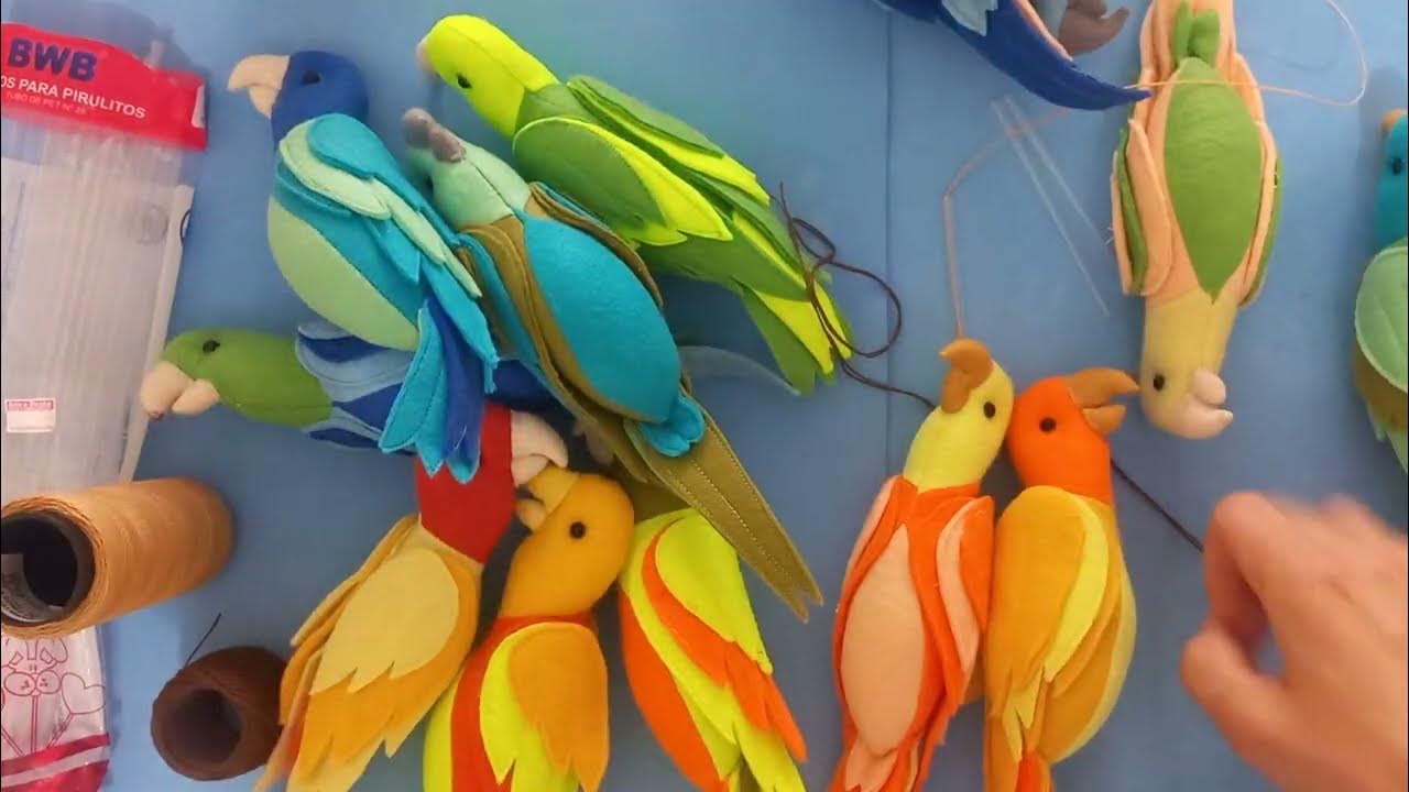 Passarinho periquito de feltro
