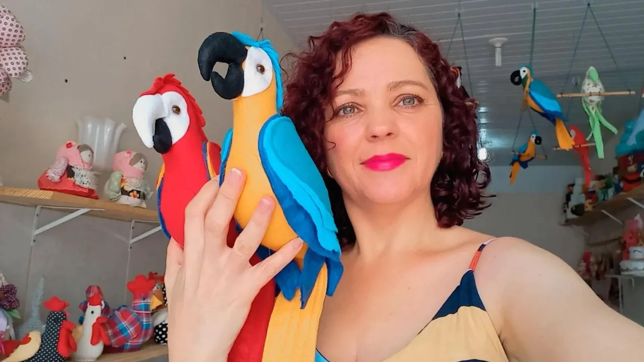 Pássaro arara 3D de feltro com bico aberto e fechado