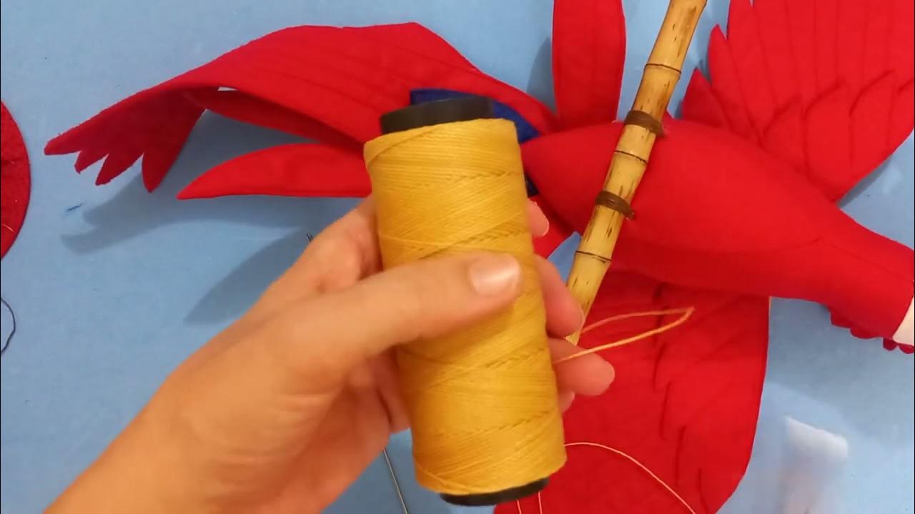 Pássaro arara de asa aberta no pêndulo