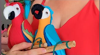 Pássaro arara de feltro