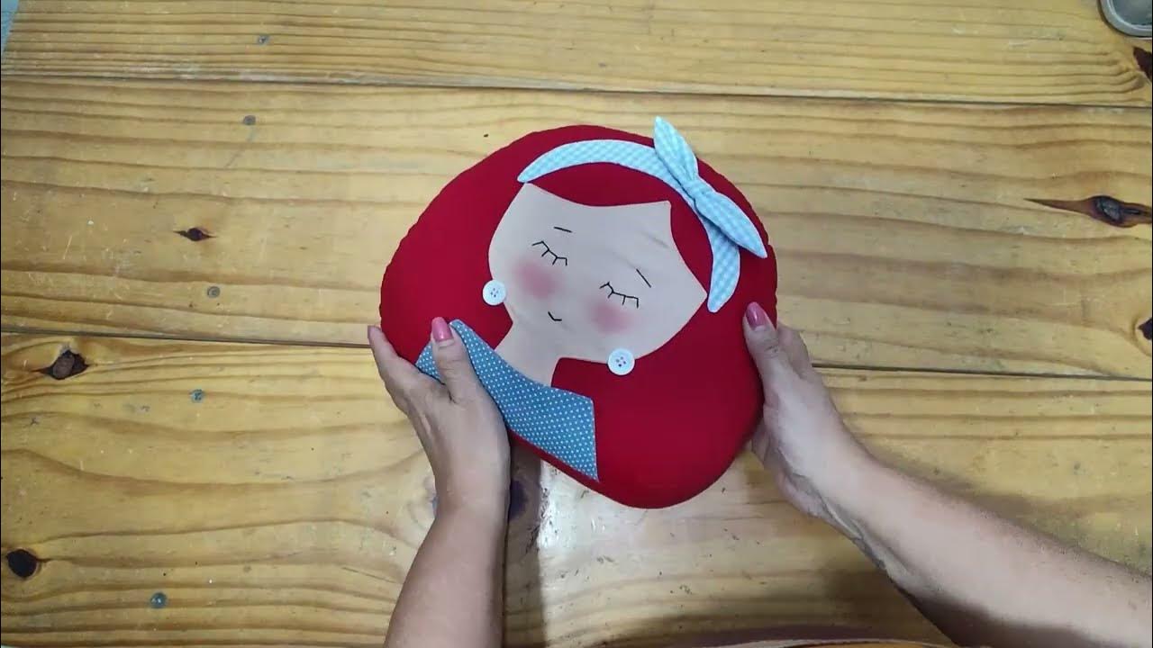 Almofada menina de costura criativa