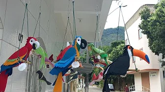 Arara-azul, arara-vermelha, tucano e papagaio de feltro 3D