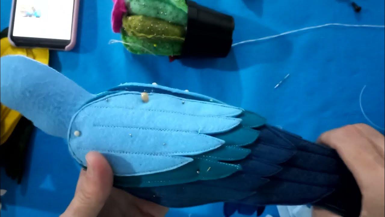 Pássaros ariranha-azul e ararajuba de feltro