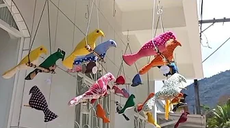 Pássaros de tecido no pêndulo