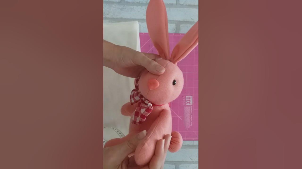 Peso de porta coelho – corte do tecido de pelúcia