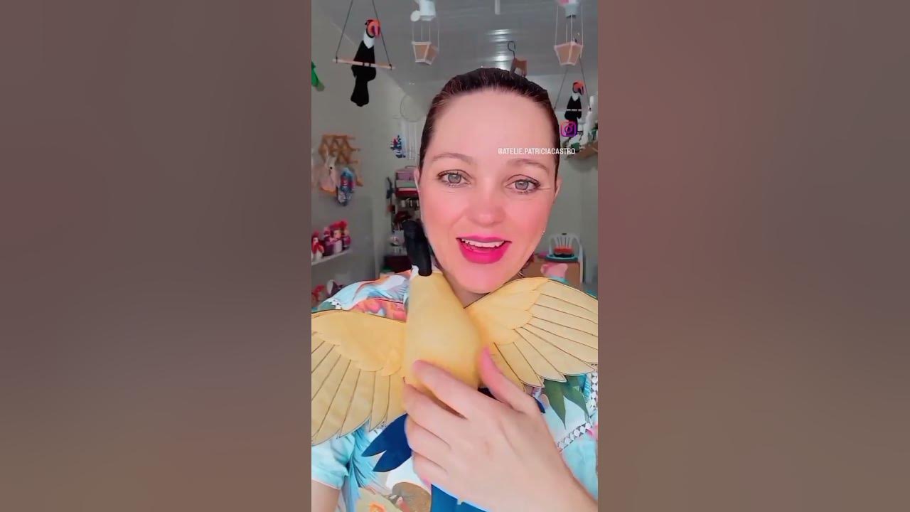 Pássaro arara de asa aberta de feltro modelo 2